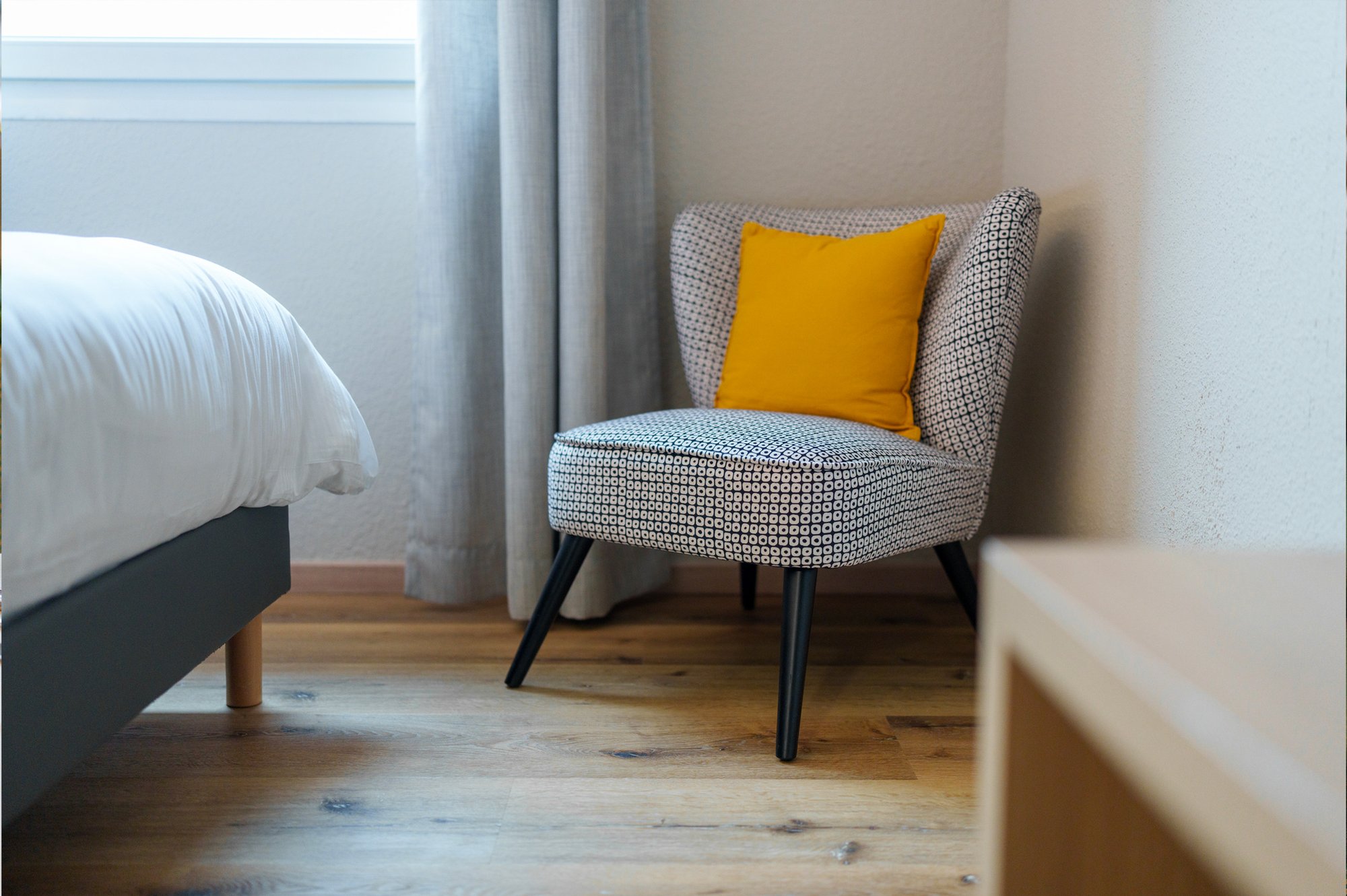 Fauteuil et coin lecture dans une chambre moderne et confortable