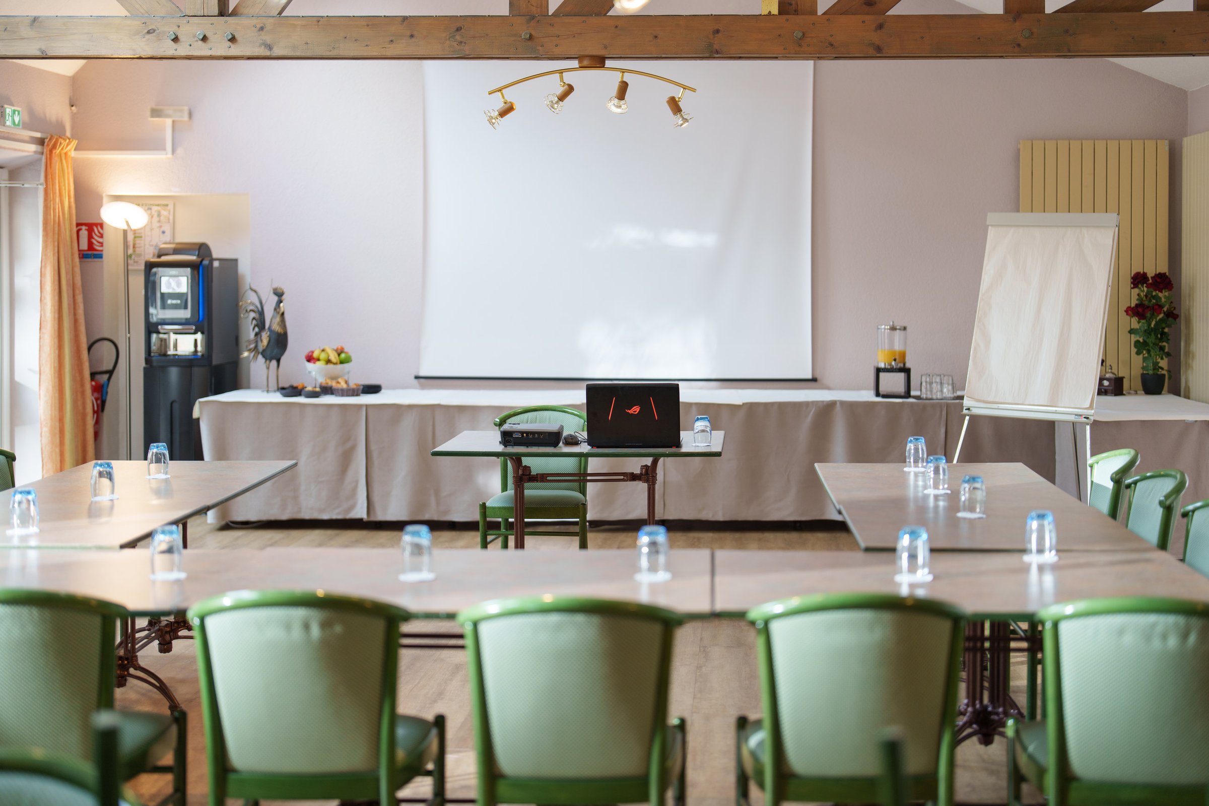 Salle de séminaire modulable avec écran de projection
